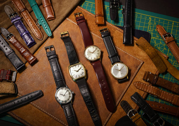 grupo de relojes vintage automáticos y de cuarzo con coloridas correas de cuero sobre la mesa - calendar date pattern dial luxury fotografías e imágenes de stock