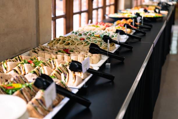 primer plano de un sabroso surtido de catering profesional colocado en bandejas - food service industry fotografías e imágenes de stock