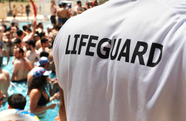 bagnino in servizio al saluto. concetto di salvare la vita. - lifeguard swimming pool summer swimming foto e immagini stock