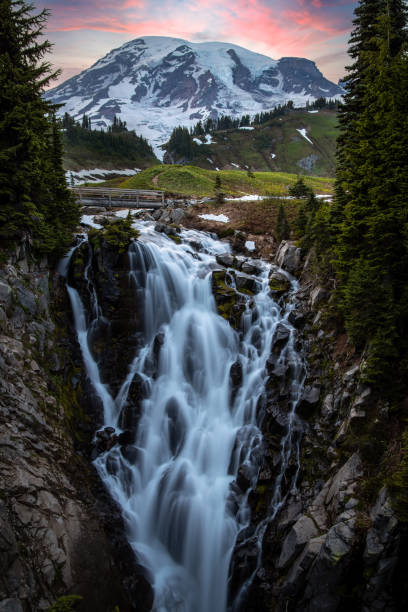 toma vertical de las hermosas cataratas myrtle en mount rainier, estado de washington - monte rainier fotografías e imágenes de stock