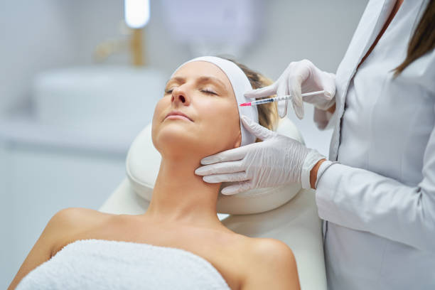 eine szene der medizinischen kosmetologie behandelt botulinum-injektion. - akupunkturnadel fotos stock-fotos und bilder