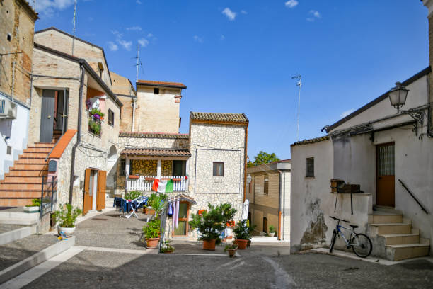 strada stretta ad ascoli satriano, un centro storico in provincia di foggia, italia. - foggia province foto e immagini stock