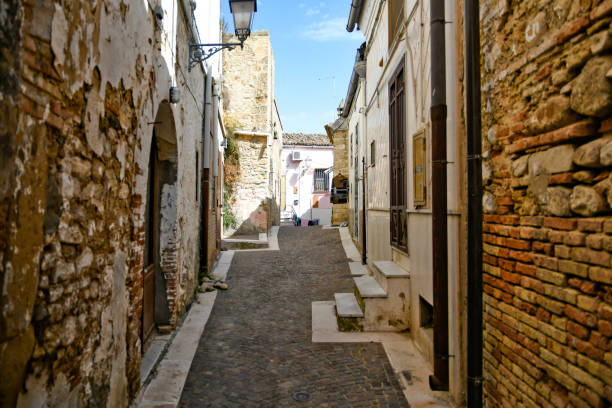 strada stretta ad ascoli satriano, un centro storico in provincia di foggia, italia. - foggia province foto e immagini stock