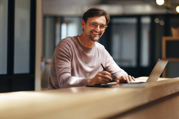 istock Graphic design professional working in a cafe 1466959234