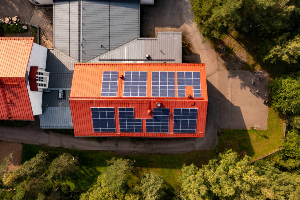 solar panels on a red building rooftop 02 - polycrystalline imagens e fotografias de stock