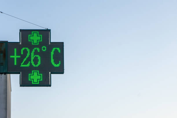 istock Luminous sign of a pharmacy 1466964322