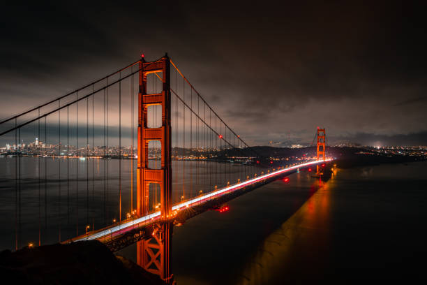 夕方のカリフォルニア州サンフランシスコのゴールデンゲートブリッジの美しいショット - san francisco bay area golden gate bridge night bridge ストックフォトと画像