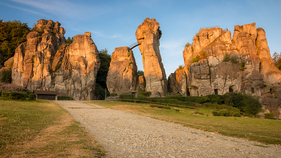 日の出時のドイツデトモルトのトイトブルクの森にあるエクステルンシュタイン岩層への道 トイトブルクの森のストックフォトや画像を多数ご用意