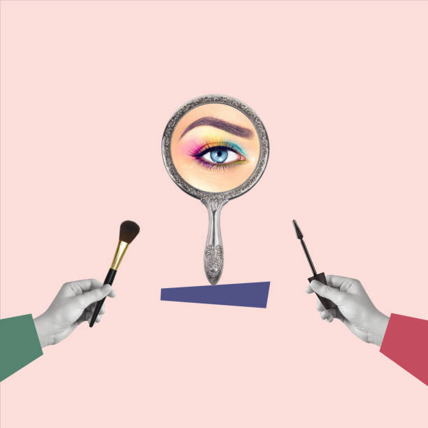 鏡を持つ手と女性の目の反射、化粧ブラシ、マスカラの現代アートのコラージュ。 - voguing ストックフォトと画像