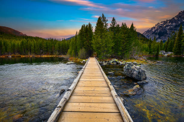 pôr do sol sobre o lago taggart e as montanhas grand teton em wyoming, eua - teton range grand teton national park mountain rural scene - fotografias e filmes do acervo