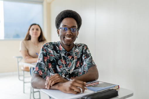 Retrato de un joven negro sonriente en la universidad photo