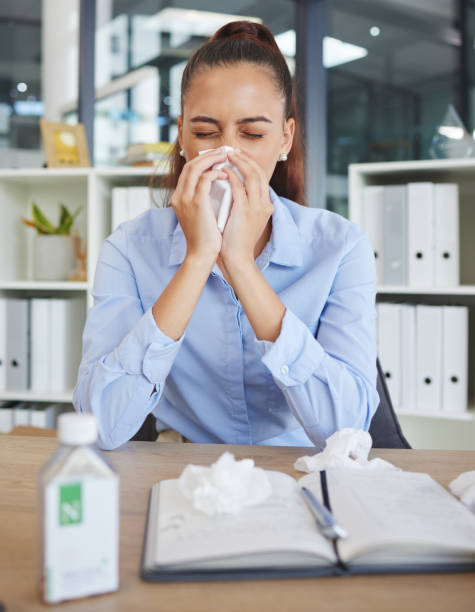 Allergy, nose and sick business woman in office for healthcare risk, career stress and safety of dust, covid 19 or virus. Allergies, tissue and medicine of corporate employee in workplace compliance alergia, nariz y mujer de negocios enferma en el cargo por riesgo de atención médica, estrés profesional y seguridad del polvo, covid 19 o virus. alergias, tejidos y medicamentos del empleado corporativo en el cumplimiento del lugar de trabajo