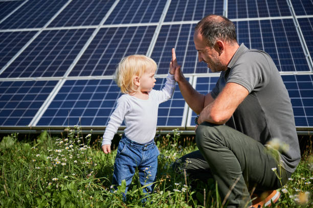 el joven padre y su pequeño hijo chocando los cinco - solar panel engineer solar power station solar energy fotografías e imágenes de stock