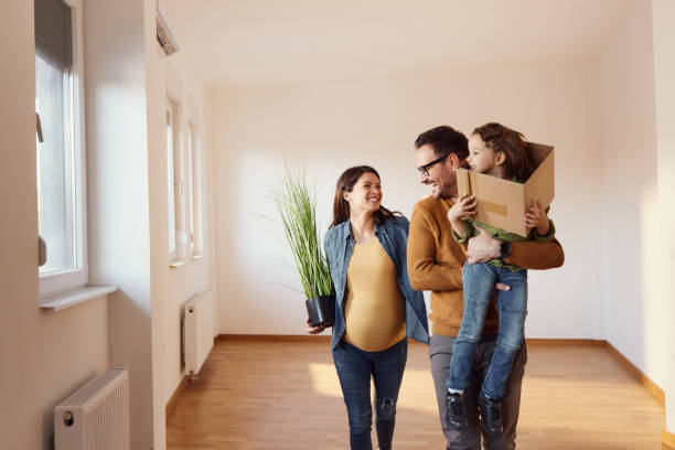 szczęśliwa ciężarna rodzina wychodząca z mieszkania ze swoimi rzeczami. - common family new togetherness zdjęcia i obrazy z banku zdjęć