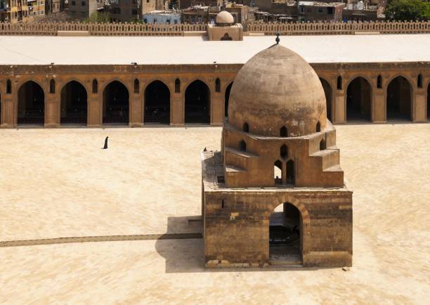 mesquita de ibn tulun em cairo - cairo women middle east islam - fotografias e filmes do acervo