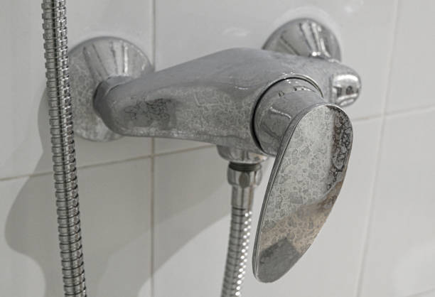 シャワーの石灰化した蛇口の接写(水垢)。 - toughness ストックフォトと画像