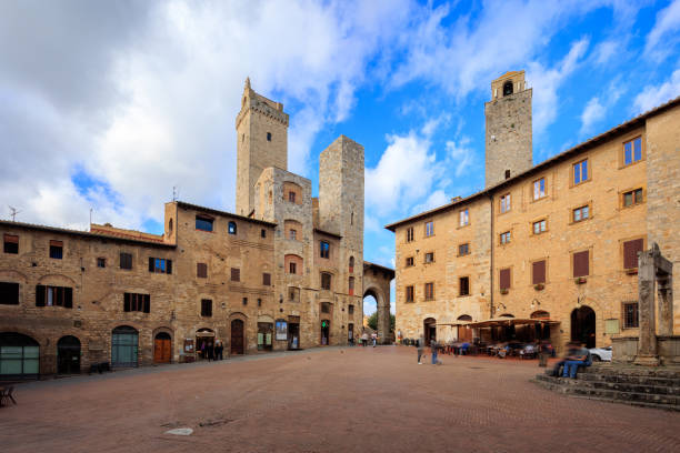 san gimignano town square lifestyle in tuscany - downtown district town square village well imagens e fotografias de stock