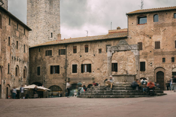 san gimignano town square lifestyle in tuscany - downtown district town square village well imagens e fotografias de stock