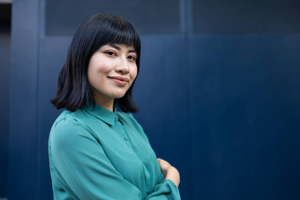 potret wanita muda yang percaya diri - teal foto potret stok, foto, & gambar bebas royalti