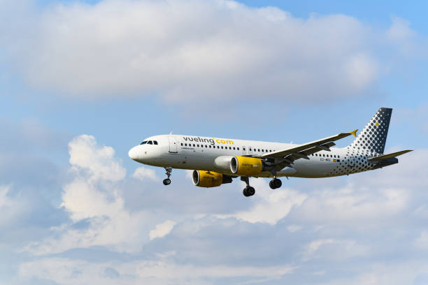 Vueling Airbus A320 plane landing at Barcelona airport Barcelona, Spain, October 09, 2022, Airbus A320 aircraft of the Vueling company, landing at the Josep Tarradellas Airport in Barcelona-El Prat airbus a320 stock pictures, royalty-free photos & images