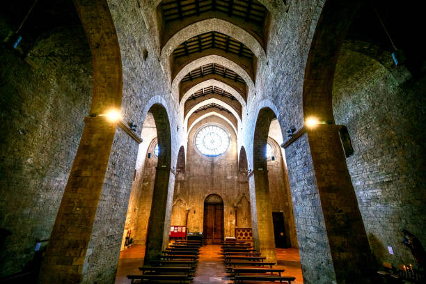 взгляд на интерьер аббатской церкви сан-пьетро в средневековом сердце ассизи в умбрии - rose window assisi wall umbria стоковые фото и изображения