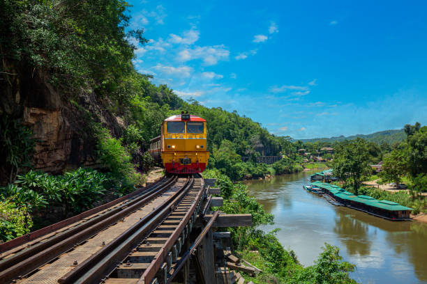 ferrovia della morte kanchanaburi, thailandia, conosciuta come la ferrovia della morte con molti turisti sul treno che scattano foto di splendide viste sul fiume kwai noi, provincia di kanchanaburi, locomotiva, vapore - kanchanaburi province train thailand diesel foto e immagini stock