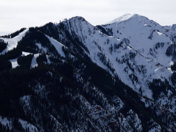 vue hivernale lointaine de la station de ski d’aspen highlands, aspen, colorado. - aspen highlands photos et images de collection