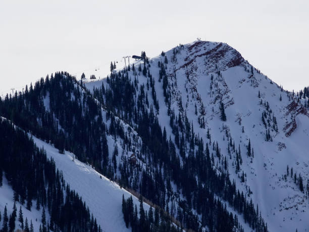 vue hivernale lointaine de la station de ski d’aspen highlands, aspen, colorado. - aspen highlands photos et images de collection