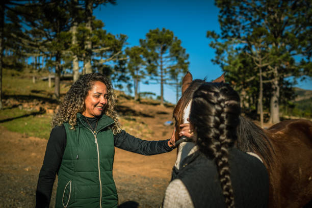 istock friends grooming horse 1467054151