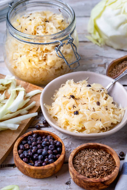 domowa fermentowana kapusta kiszona - niemiecki tradycyjny przysmak - sauerkraut cabbage vegetable white cabbage zdjęcia i obrazy z banku zdjęć