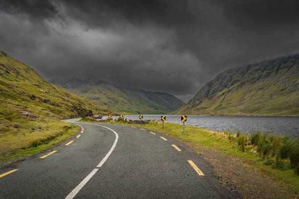 kręta droga prowadząca przez dolinę doloough z jeziorem, glencullin, irlandia - republic of ireland mayo road lake zdjęcia i obrazy z banku zdjęć
