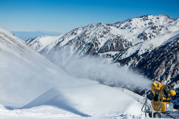 산에서 작동하는 스노우 캐논 - mountain winter season machine snow making machine 뉴스 사진 이미지