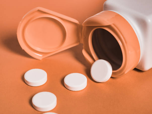 flacon de pilules en plastique et médicaments sur fond orange. - 7679 photos et images de collection