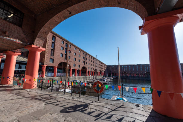 ливерпуль ботс великобритания - albert dock стоковые фото и изображения