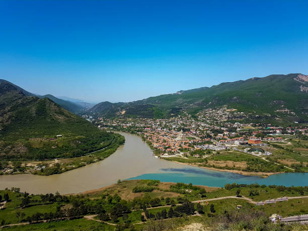 la confluencia de los dos ríos kura y aragvi en georgia. vista panorámica desde arriba. - valley georgia river mountain fotografías e imágenes de stock