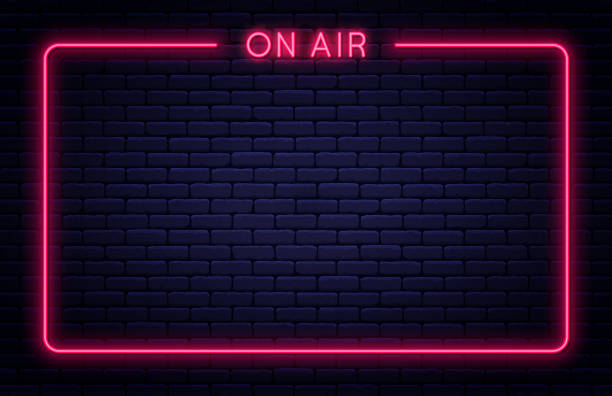 na antenie neon szyld. na antenie neon znak ze świecącymi literami i ramką. jasny szablon banera i plakatu do wywiadu na żywo, transmisji i podcastu - studio stock illustrations