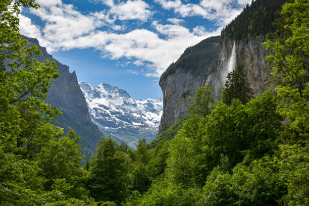 вид на долину лаутербруннен в швейцарии - staubbach falls стоковые фото и изображения