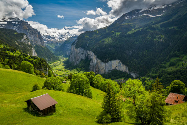 hermosa vista sobre el valle de lauterbrunnen cerca de wengen en suiza - shack european alps switzerland cabin fotografías e imágenes de stock