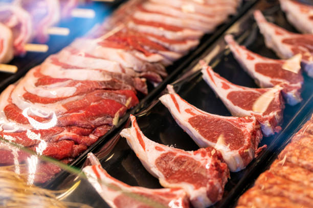 carne vendida en la carnicería - sales growth fotografías e imágenes de stock