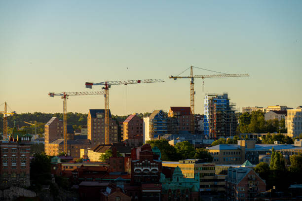frühe morgensonne über mehrfamilienhäusern im bau.. - apartment window sky sun stock-fotos und bilder