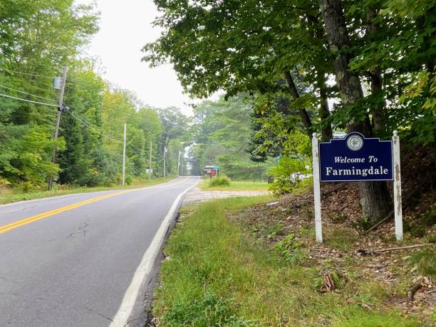 willkommen bei farmingdale sign - town rural scene road new england stock-fotos und bilder