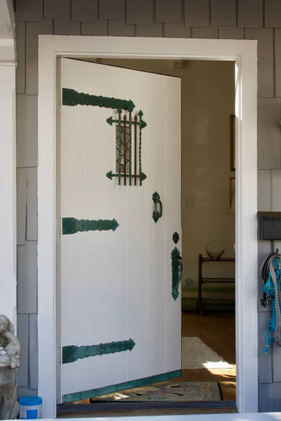 1930’s beach cottage with open dutch door - newport beach travel home interior house imagens e fotografias de stock