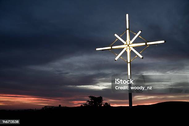 A Cruz Luzes De Néon Paisagem - Fotografias de stock e mais imagens de Ao Ar Livre - Ao Ar Livre, Contraste, Cristianismo