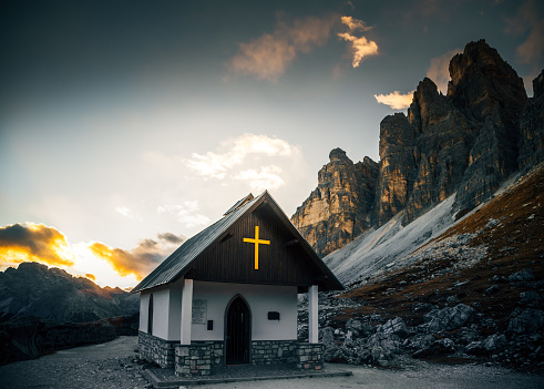 The Cappella degli Alpini is a small mountain chapel located in the Tre Cime di Lavaredo area of the Dolomites in Italy. It offers stunning views of the Cadini di Misurina range from the summit of Tre Cime di Lavaredo, and features beautiful Alpine scenery in the background. The chapel is a popular destination for tourists visiting the region