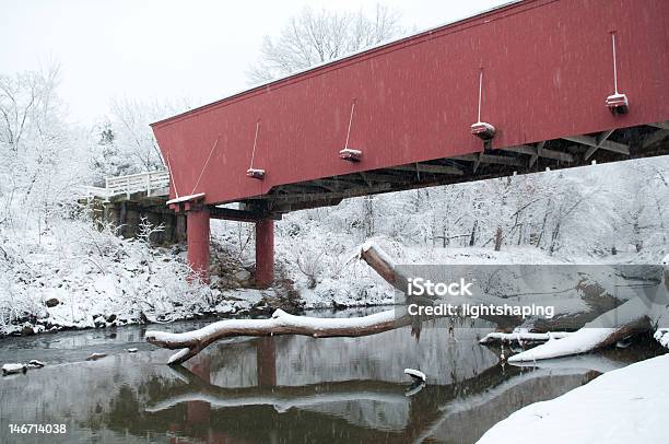 Ponte Coperto Inverno Flusso - Fotografie stock e altre immagini di Iowa - Iowa, Ghiaccio, Inverno