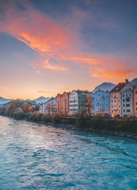 vue sur la ville d’innsbruck avec des maisons colorées et des montagnes au coucher du soleil dans le centre-ville historique du tyrol, dans l’ouest de l’autriche. - innsbruck austria tirol european alps photos et images de collection