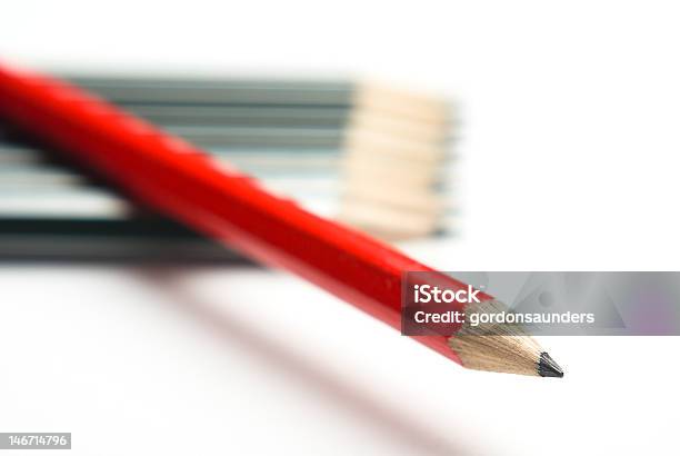 Czerwony Ołówek Przejście Szary Grupy Po Przekątnej - zdjęcia stockowe i więcej obrazów Artykuł biurowy
