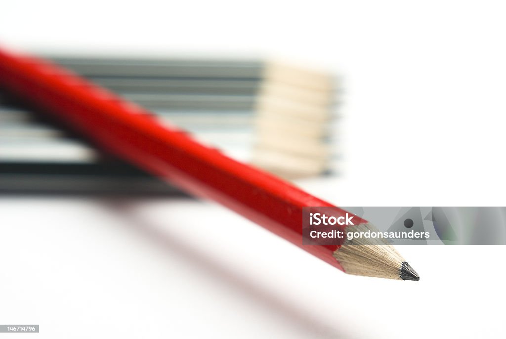 Lápis vermelho cruzar grupo de cinzento na diagonal - Royalty-free Afiado Foto de stock
