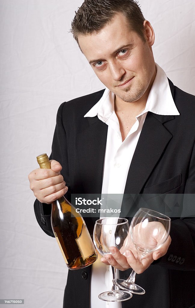 Hombre con vino - Foto de stock de Adulto libre de derechos