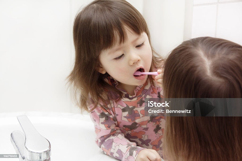 Dziewczynka szczotkowanie zęby z koncentracją - Zbiór zdjęć royalty-free (Japończycy)